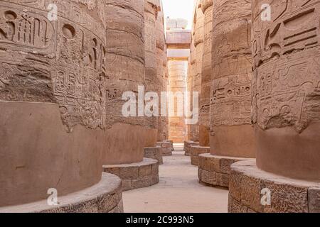 Der Karnak Tempel in Luxor, allgemein bekannt als Karnak, umfasst einen breiten Mix aus verfallenen Tempel, Kapellen, Masten und anderen Gebäuden in Luxor, Stockfoto