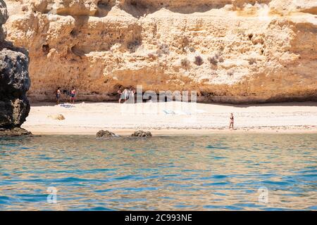 Lagoa, Portugal - 11. Juli 2020: Strand versteckt in einer Klippe in Carvoeiro, Algarve, Portugal Stockfoto