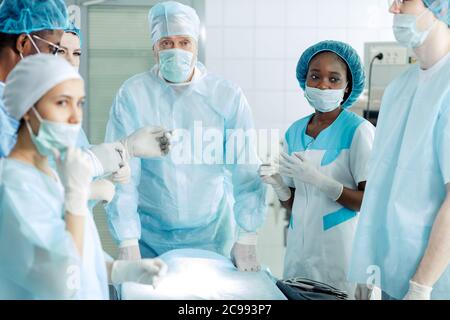 Ehrfürchtige Ärzte hat fertig, Operation in der Klinik durchzuführen. Nahaufnahme Foto. Erfolgreiche heilende Chirurgie Stockfoto