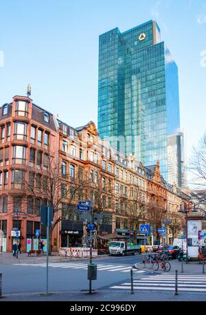 Stadtzentrum Frankfurt. Kaiserstraße mit dem Gallileo Wolkenkratzer unter blauem Himmel. Es ist eines der Geschäftshäuser der Commerzbank. Deutschland. Stockfoto