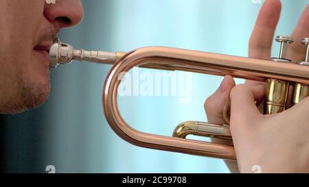 Ein junger Mann spielt Trompete. Hände des Musikers. Nahaufnahme. Stockfoto