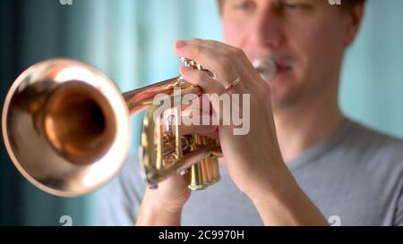 Ein junger Mann spielt Trompete. Hände des Musikers. Nahaufnahme. Stockfoto