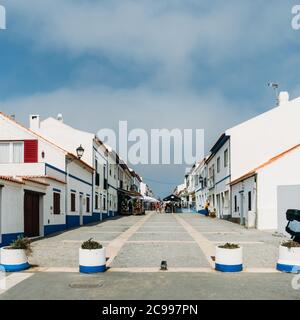 Hauptstraße in pictureque Porto Covo in Portugal Stockfoto