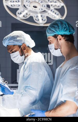 Team von professionellen Chirurgen durchführen invasive Chirurgie auf einem Patienten im Krankenhaus Op. Stockfoto