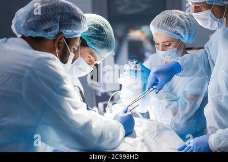 Konzentriert Op-Team den Betrieb eines Patienten in einem Operationssaal. Gut ausgebildete Anästhesisten mit Jahren Training mit komplexen Maschinen fol Stockfoto