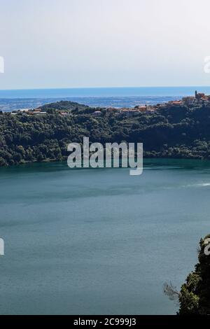 Der See von Nemi, in der Provinz von Rom, in den römischen Schlössern, Italien. Blick von oben auf den See. Stockfoto
