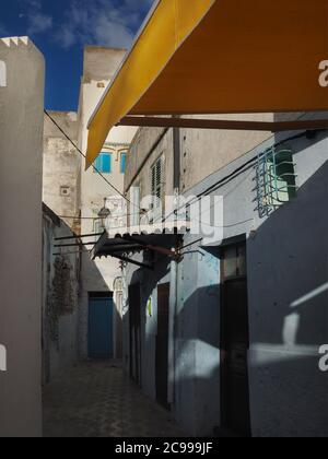 Fragmente von alten Mauern und Markisen in der alten Medina von Asilah, Marokko. Stockfoto