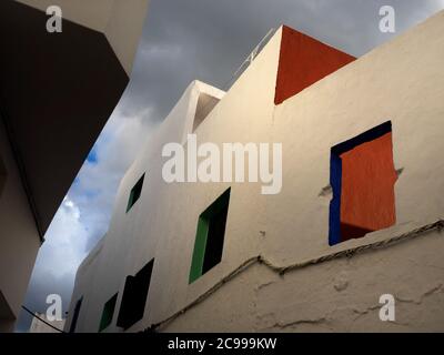 Alte Gebäude mit hellen Fenstern in Asilah Medina, Marokko. Stockfoto