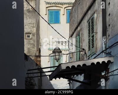 Schiefer Baldachin zwischen alten Mauern in Medina Asilah, Marokko. Stockfoto