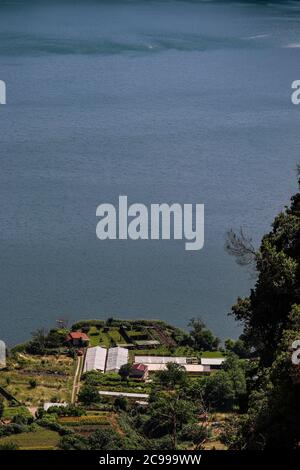 Der See von Nemi, in der Provinz von Rom, in den römischen Schlössern, Italien. Blick von oben auf den See. Stockfoto