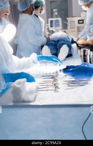 Modernes Krankenhaus Op mit Stahl sterile medizinische Instrumente. Chirurgische blaues Licht im Op. Vorbereitung für den Beginn der Sur Stockfoto