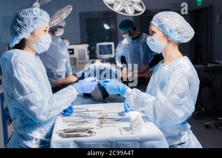 Modernes Krankenhaus Op mit Stahl sterile medizinische Instrumente. Chirurgische blaues Licht im Op. Vorbereitung für den Beginn der Sur Stockfoto