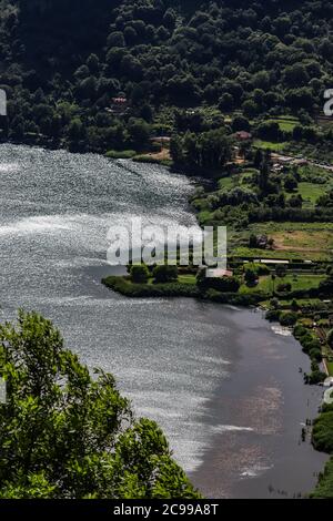 Der See von Nemi, in der Provinz von Rom, in den römischen Schlössern, Italien. Blick von oben auf den See. Stockfoto
