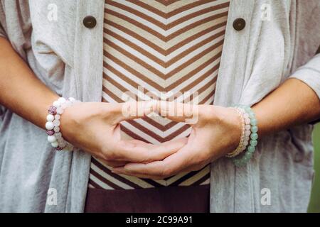 Nahaufnahme der Frau Hände tun Meditation Dhyana Mudra Geste auch als Samadhi Mudra bekannt. Stockfoto