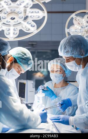 Konzentriert Op-Team den Betrieb eines Patienten in einem Operationssaal. Gut ausgebildete Anästhesisten mit Jahren Training mit komplexen Maschinen fol Stockfoto