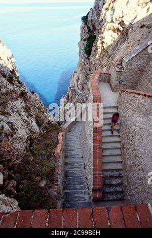 Draufsicht auf die Treppe zur Neptun-Grotte bei Alghero, Italien Stockfoto