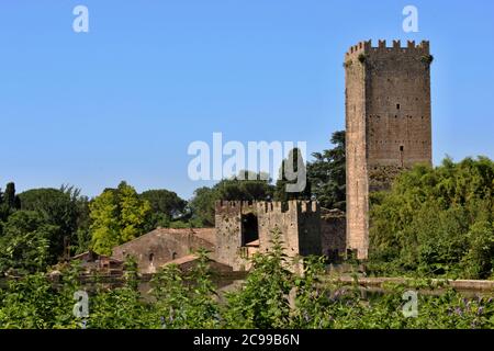 Der Garten von Ninfa ist ein Landschaftsgarten auf dem Gebiet von Cisterna di Latina, in der Provinz Latina, Mittelitalien. Blick vom See auf die Stockfoto