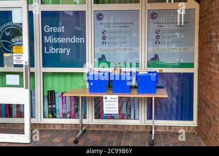 Great Missenden, Buckinghamshire, Großbritannien. Juli 2020. Die öffentliche Bibliothek im Dorf Great Missenden wurde nach der Lockerung der Coronavirus-Sperre wieder eröffnet. Kreditnehmer müssen ihre zurückgegebenen Bibliotheksbücher außerhalb der Bibliothek in Kartons lassen, damit sie in Quarantäne gestellt werden können. Quelle: Maureen McLean/Alamy Stockfoto