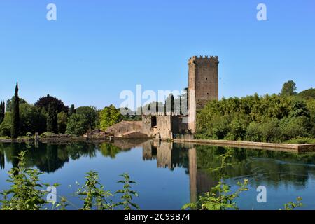 Der Garten von Ninfa ist ein Landschaftsgarten auf dem Gebiet von Cisterna di Latina, in der Provinz Latina, Mittelitalien. Blick vom See auf die Stockfoto