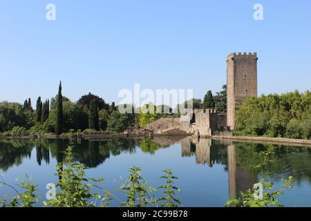 Der Garten von Ninfa ist ein Landschaftsgarten auf dem Gebiet von Cisterna di Latina, in der Provinz Latina, Mittelitalien. Blick vom See auf die Stockfoto