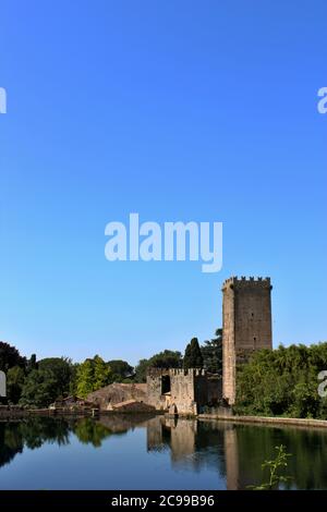 Der Garten von Ninfa ist ein Landschaftsgarten auf dem Gebiet von Cisterna di Latina, in der Provinz Latina, Mittelitalien. Blick vom See auf die Stockfoto