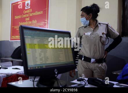 Ein indischer Freiwilliger aus Delhi Civil Defense (DCD) trägt Gesichtsmasken und arbeitet im COVID-19 District Central Surveillance and Tele-Medicine Hub als kostenloser Hilfsdienst für die COVID-19 Patienten und ihre Familien.die Ärzte und Berater aktualisieren Daten, registrieren alle Beschwerden, Der tägliche Gesundheitszustand von COVID-19-Patienten und verhindern, dass sie kritisch werden, bieten medizinische Hilfe, Hygiene und Entfernung von biomedizinischen Abfällen und versorgen sie mit lebenswichtigen Gütern. Dies wurde im Büro des Bezirksrichters des zentralen Bezirks in Daryaganj gestartet. Stockfoto