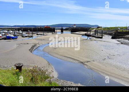 Burry Port Hafen und Yachthafen bei Ebbe, Burry Port, Carmarthenshire, Wales Stockfoto