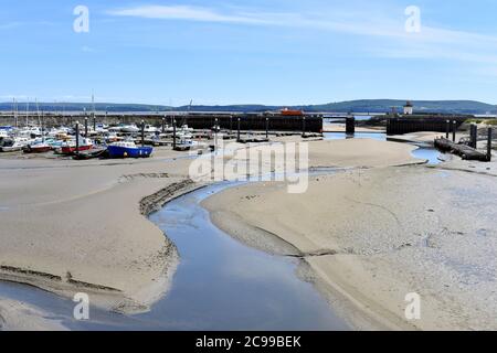 Burry Port Hafen und Yachthafen bei Ebbe, Burry Port, Carmarthenshire, Wales Stockfoto