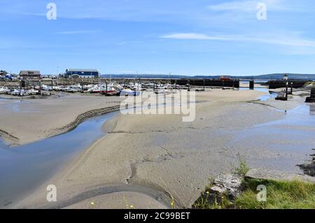 Burry Port Hafen und Yachthafen bei Ebbe, Burry Port, Carmarthenshire, Wales Stockfoto