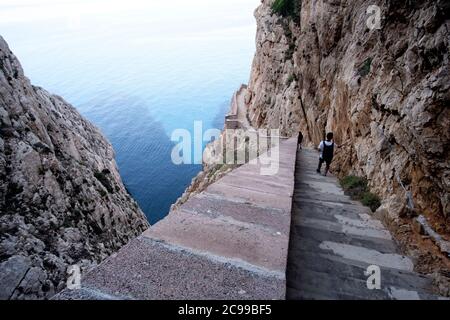 Draufsicht auf die Treppe zur Neptun-Grotte bei Alghero, Italien Stockfoto