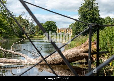 Great Missenden, Buckinghamshire, Großbritannien. Juli 2020. Blick auf die Abtei Missenden über einen See in Great Missenden. Die Abtei bleibt vorübergehend für Besucher nach der Coronavirus-Pandemie geschlossen. Quelle: Maureen McLean/Alamy Stockfoto