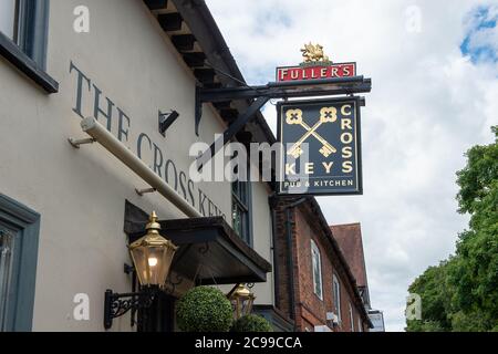 Great Missenden, Buckinghamshire, Großbritannien. Juli 2020. Die Kneipe Cross Keys im Dorf Great Missenden wurde nach der Coronavirus-Sperre wieder eröffnet. Quelle: Maureen McLean/Alamy Stockfoto