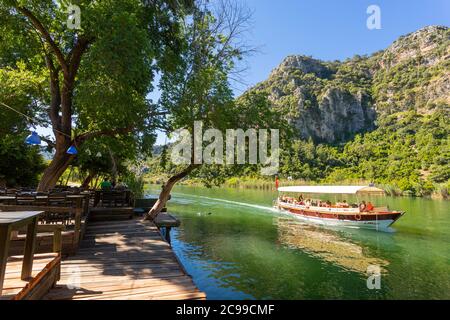 Flussboote auf dem Fluss Dalyan, Provinz Muğla, Türkei Stockfoto