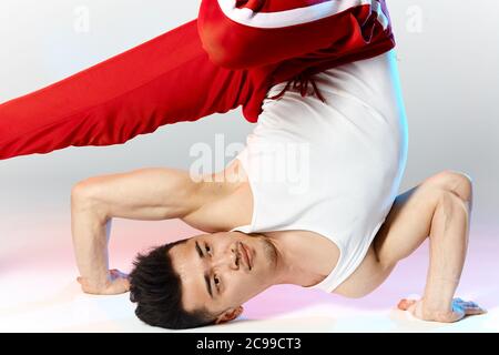 Hip Hop männlich koreanische Pause Tänzer tanzen auf weißem Hintergrund, üben Schulter frieren auf dem Boden, Nahaufnahme, Nahaufnahme. Stockfoto