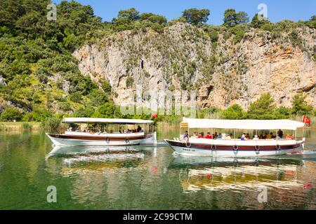 Flussboote auf dem Fluss Dalyan, Provinz Muğla, Türkei Stockfoto