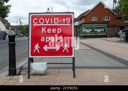Wendover, Buckinghamshire, Großbritannien. Juli 2020. Ein großes Covid-19-Schild, das sich auf der Straße in Wendover, Buckinghamshire befindet, folgt der Coronavirus-Sperre. Quelle: Maureen McLean/Alamy Stockfoto