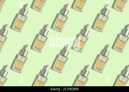 Muster von Anti-Aging-Serum in Glasflasche mit Tropf auf Pastell Minze Hintergrund. Kreatives Layout, kosmetisches Nahtloses Muster, flaches Lay. Stockfoto