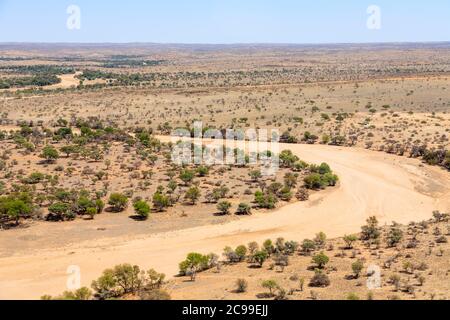 Typisches trostiges, trockenes Gelände der Namib-Wüste mit sandgefülltem Flussbett an der Skeleton-Küste, Namibia, Südwestafrika Stockfoto