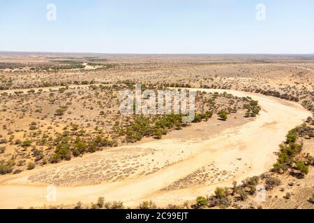 Typisches trostiges, trockenes Gelände der Namib-Wüste mit sandgefülltem Flussbett an der Skeleton-Küste, Namibia, Südwestafrika Stockfoto