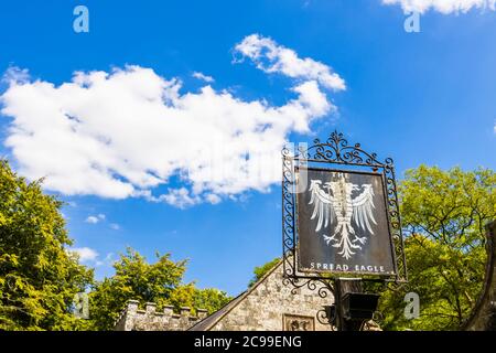 Das doppelköpfige Schild Eagle Inn, ein traditionelles öffentliches Haus in Stourton, einem kleinen Dorf in der Nähe von Stourhead, Wiltshire, Südwestengland Stockfoto