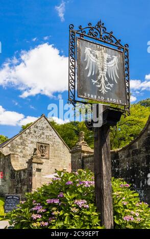 The Spread Eagle, ein traditionelles Landhaus in Stourton, einem kleinen Dorf in der Nähe von Stourhead, an der Grenze zu Wiltshire Somerset, Südwestengland Stockfoto