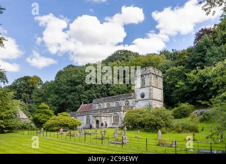 Die mittelalterliche Pfarrkirche von St. Peter in Stourton, einem kleinen Dorf in der Nähe von Stourhead Garden, Wiltshire, Südwestengland Stockfoto