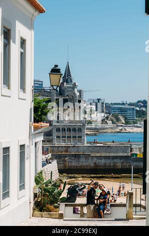 Touristen genießen Ribeira Beach oder Fisherman's Beach, im Zentrum von Cascais, im Lissabonner Viertel, in Portugal. Stockfoto