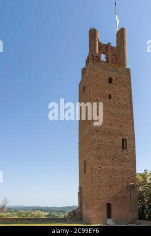 Der berühmte Turm der Rocca di Federico II, die das historische Zentrum von San Miniato Pisa, Italien dominiert Stockfoto