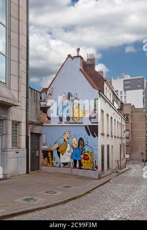 Brüssel, Belgien - Juli 02 2019: Die Blondin und die Cirage Wall befinden sich in der Rue des Capucins. Die Wand zeigt die Blondin und Cirage in einem Lebensmittelgeschäft Stockfoto