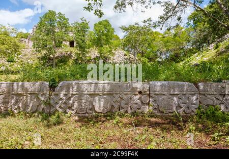 Details von Wandschnitzereien mit Schädel und gekreuzten Knochen in Uxmal, einer antiken Maya-Stadt und archäologischen Stätte in der Nähe von Merida, Yucatan, Mexiko Stockfoto