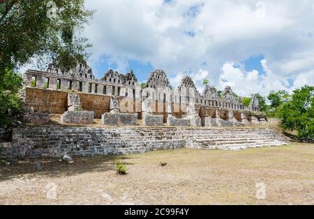 Ruinen von Mauern in der Dovecote-Gegend bei Uxmal, einer antiken Maya-Stadt und archäologischen Stätte in der Nähe von Merida, Yucatan, Mexiko Stockfoto