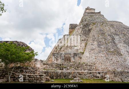 Pyramide des Magiers, Uxmal, eine alte mesoamerikanische Maya-Stadt und archäologische Stätte in der Nähe von Merida, Yucatan, Mexiko, ein UNESCO-Weltkulturerbe Stockfoto