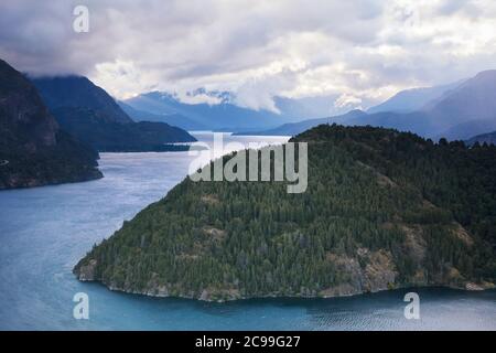 Blick über den Lacar-See in San Martin de los Andes, Patagonien, Argentinien. Stockfoto