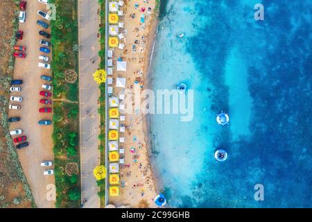 Luftaufnahme des Sandstrandes mit Sonnenschirmen, blaues Meer im Sommer Stockfoto